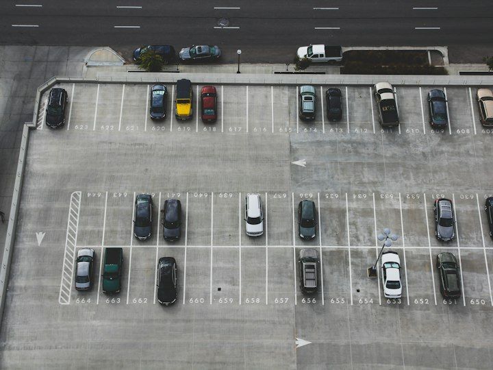 Vue aérienne de rangées de voitures garées sur un parking