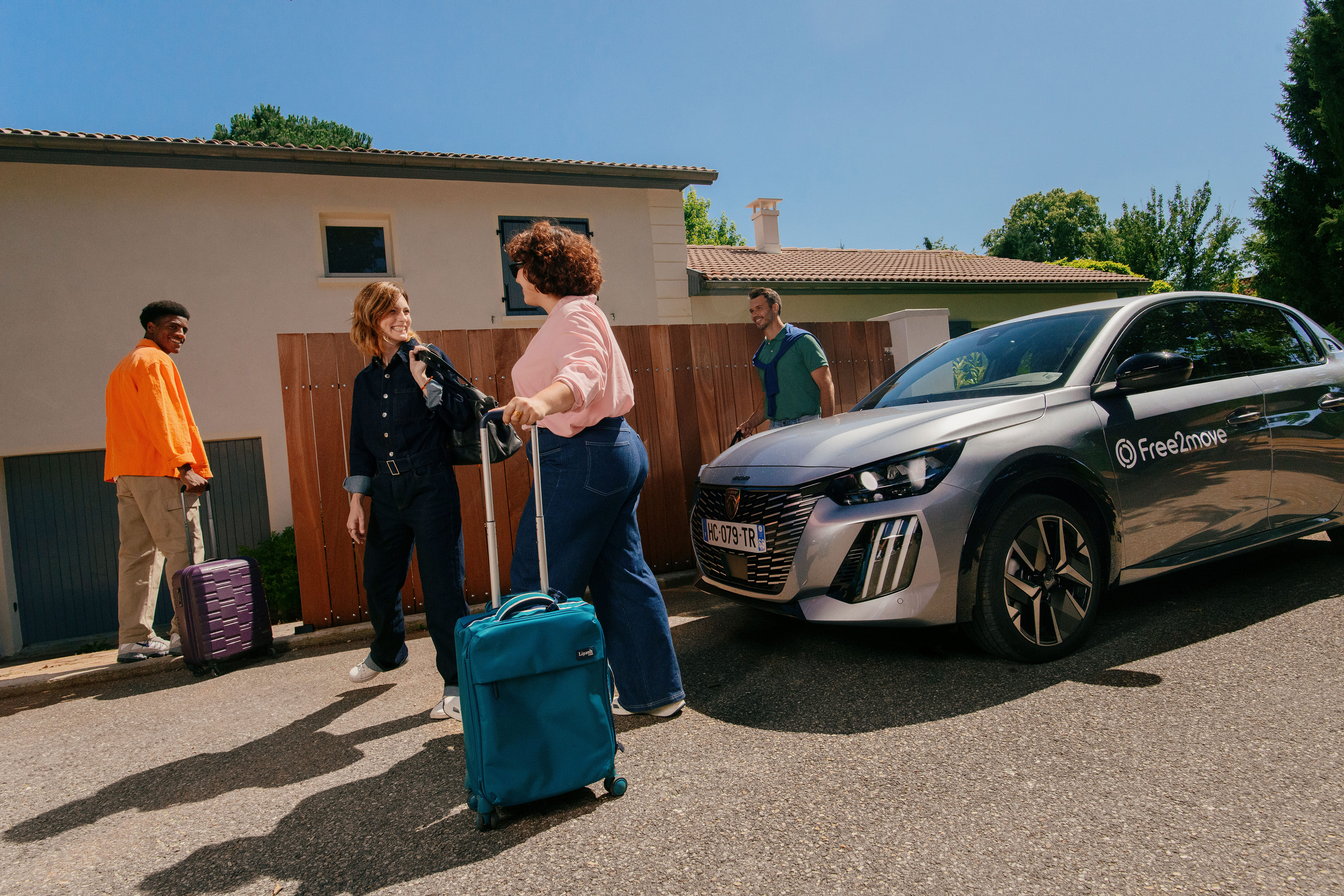 A couple is loading the trunk of their Citroën C3 Aircross with diving stuff